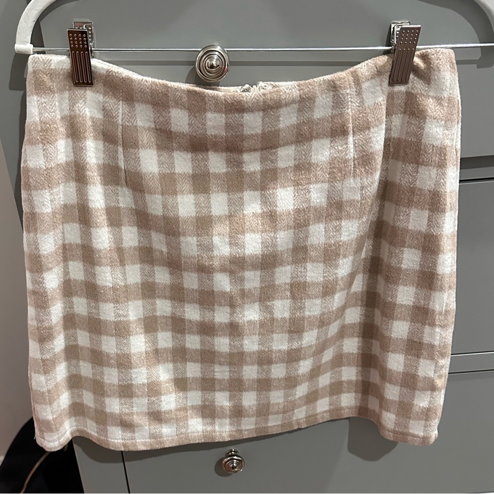 Em and Elle adorable cream and white plaid skirt in EUC